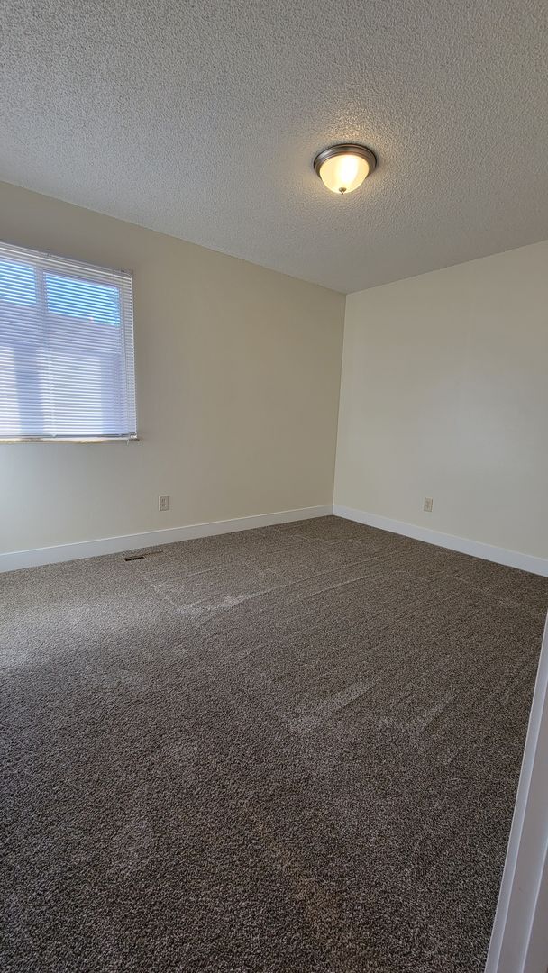 Building Photo - 2 Bdrm Duplex