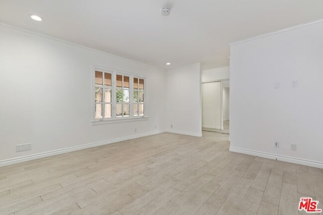 Building Photo - 401 Alma Real Dr