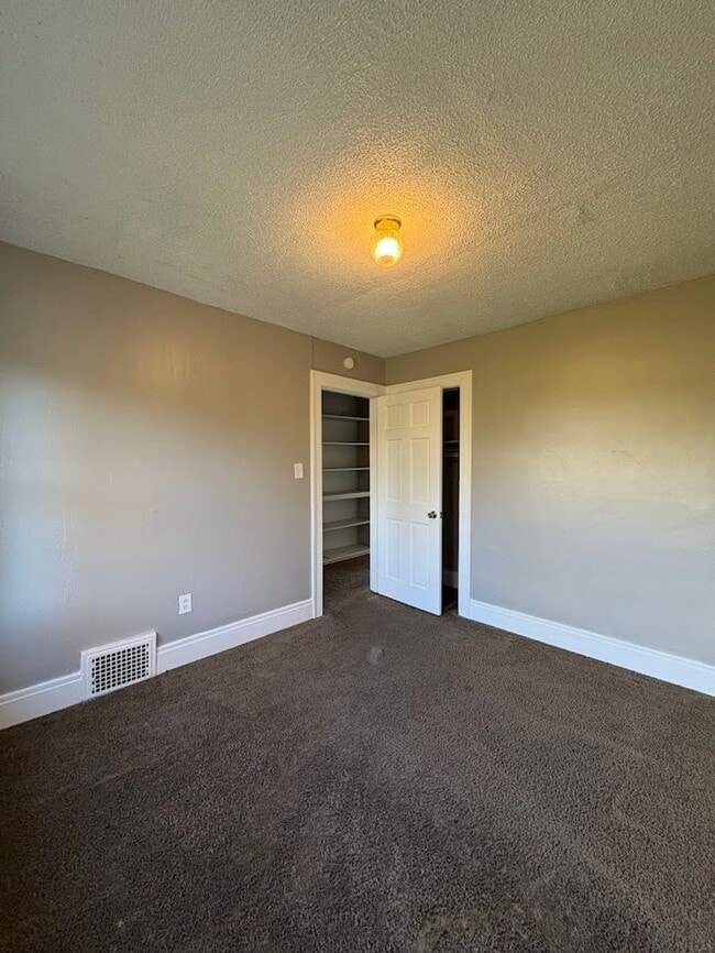 Building Photo - Three bedroom one bathroom townhouse for rent