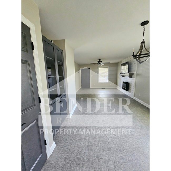 Building Photo - ADORABLE COTTAGE-STYLE HOME