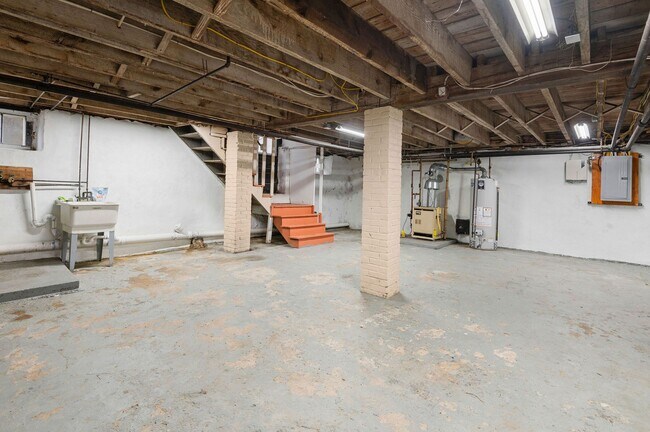 Building Photo - Single family home with hardwood floors th...