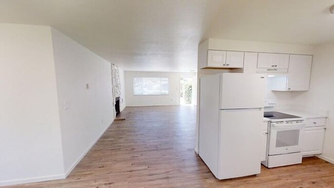 Building Photo - Amazing 2 Bedroom Single-level Duplex w/ A...
