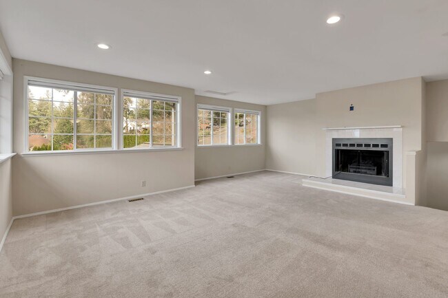 Building Photo - Spacious 3BR Home w/ Large Fenced Yard in Prime Woodinville Location