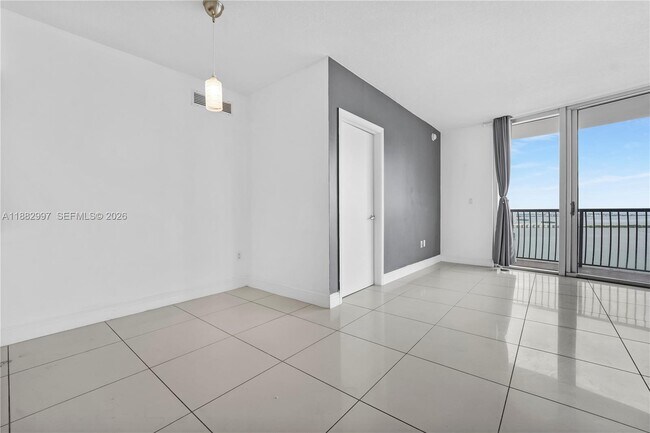 Building Photo - 1750 N Bayshore Dr