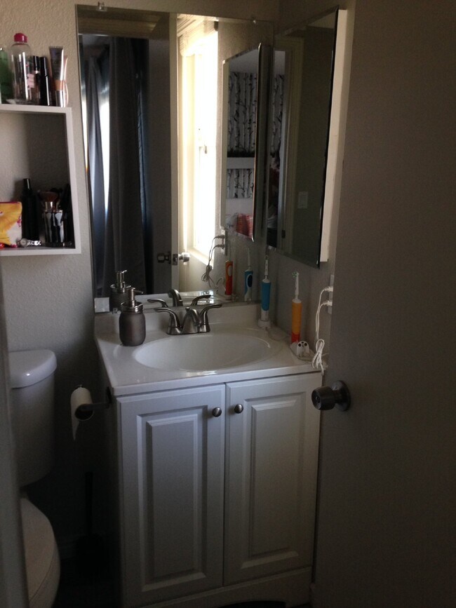 Building Photo - Wonderful 3bdrm 2bath Family Style Home in...