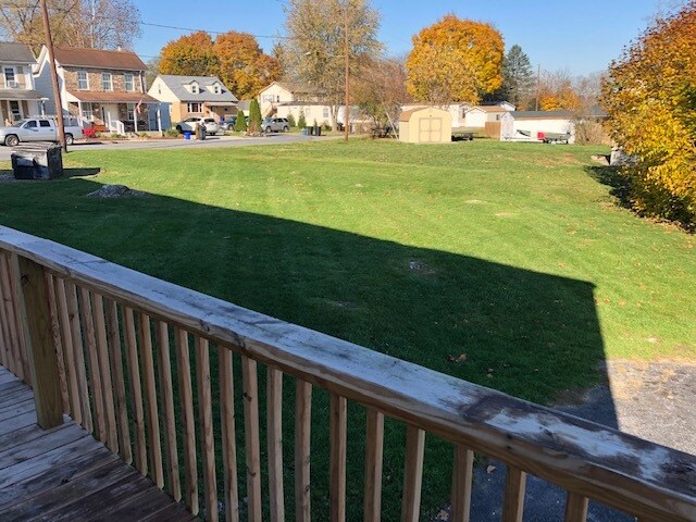 Shared back balcony and shared yard - 288 Wall St