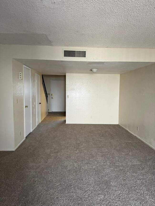 Building Photo - 2 BEDROOM UNIT IN MESA