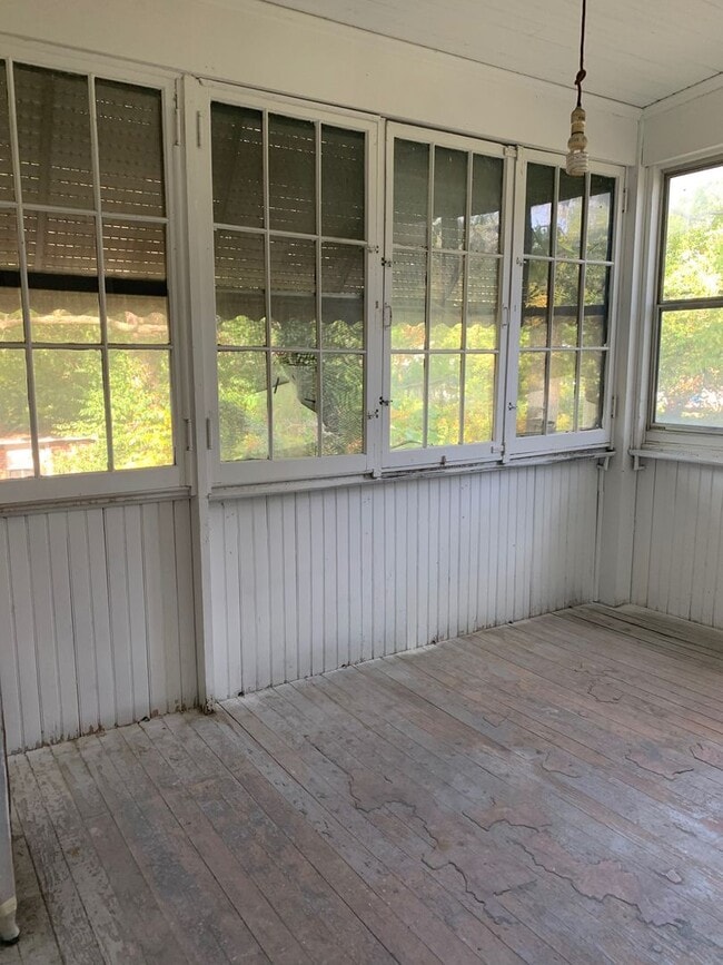 Building Photo - Tons of space in this Charming 1 Bedroom 1 bath with bonus room