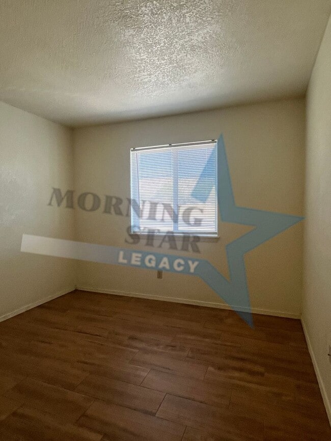 Building Photo - Affordable and convenient! 2 bed, 1 bath with a yard