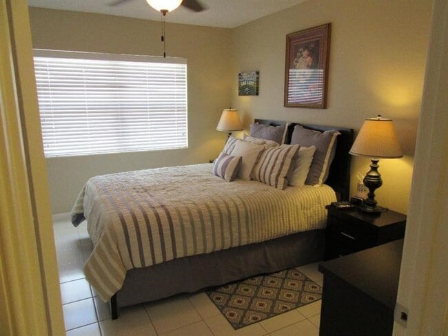 Building Photo - 10561 Greentrail Dr S