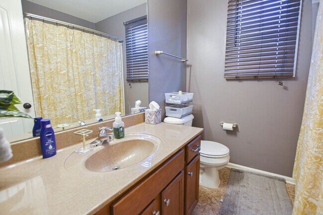 Building Photo - Pet Friendly Three Bedroom!