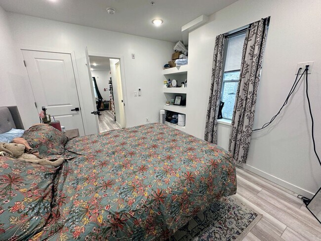 Building Photo - Private fenced yard! Modern, stylish & fully updated apartment!