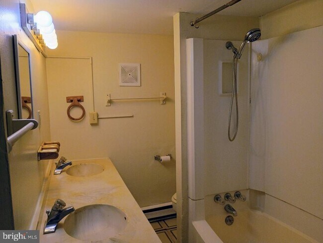 Building Photo - 309 E Main St