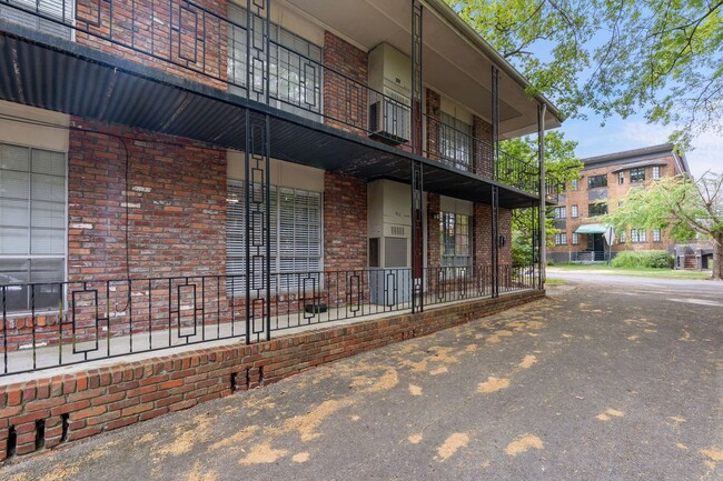 Building Photo - Celeste Manor - 1 Bedroom / 1 Bathroom, Updated