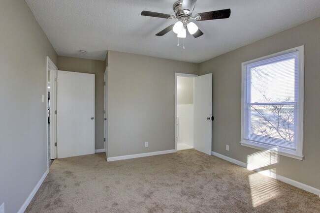 Building Photo - Three Bedroom Home Close to Ft. Campbell