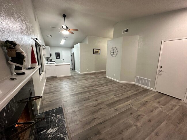 Building Photo - 14334 Poplar St