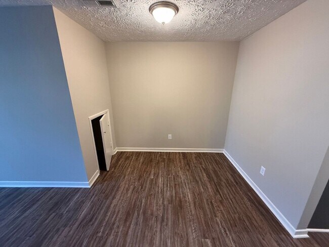 Building Photo - 8721 Gleason Dr