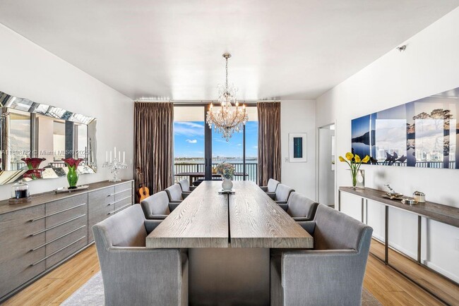 Building Photo - 1000 Venetian Way