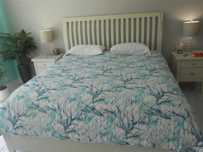 Building Photo - 4540 N Ocean Dr