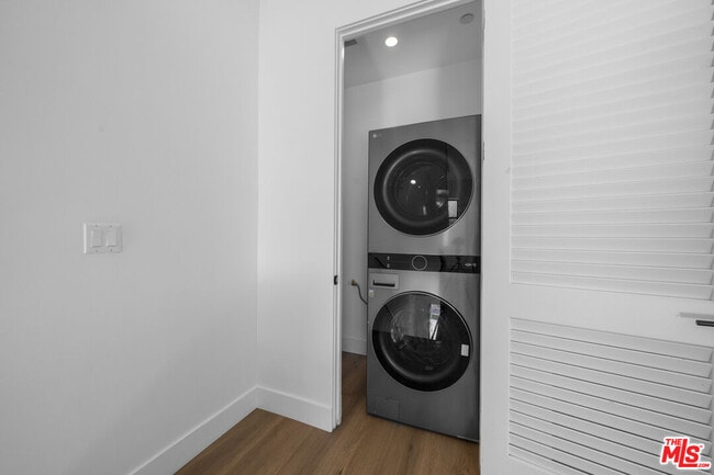 Building Photo - 10845 1/2 Morrison St