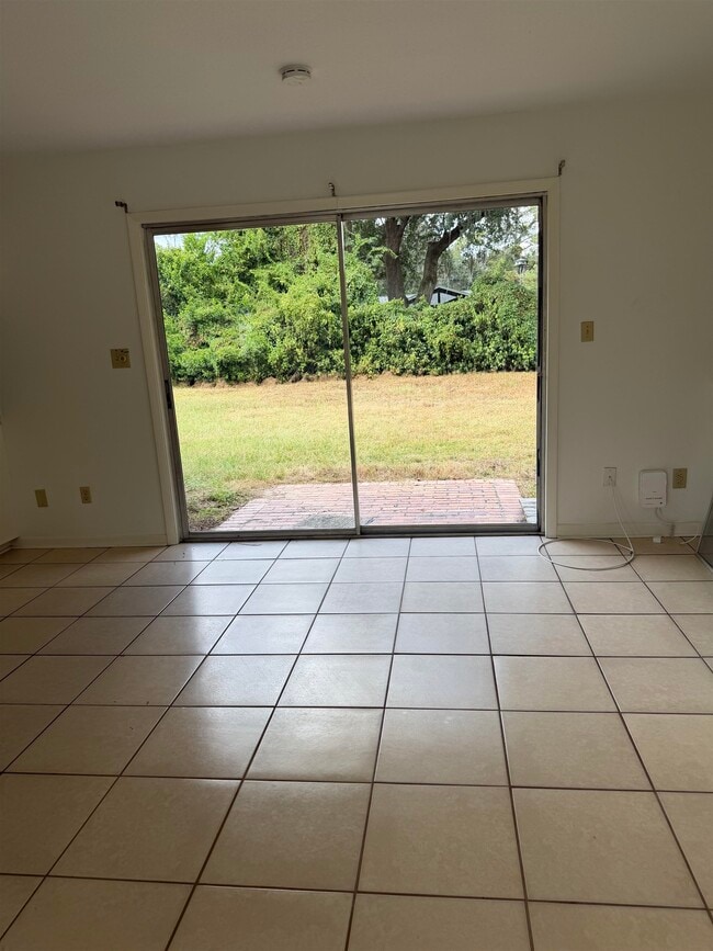 Building Photo - 1932 Shady Oaks Dr