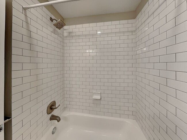 Building Photo - 179 Holly St