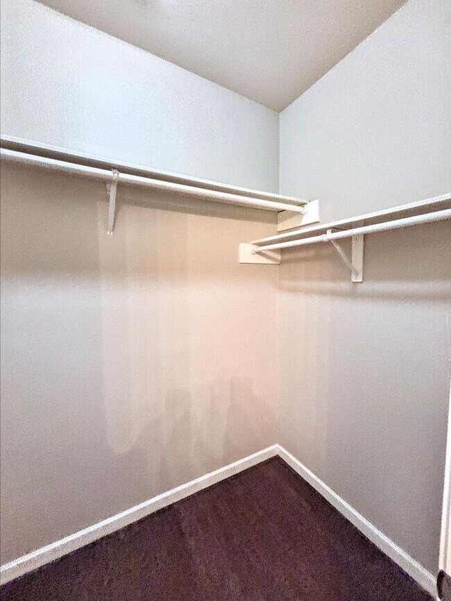 Building Photo - Comfortable 4-Bedroom Condo in Houston's O...