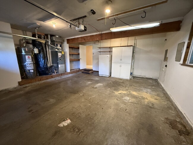 Building Photo - Spacious 4-Bedroom Retreat in Renton Available!