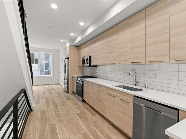 Building Photo - Beautiful Greenwood Townhome with Rooftop ...