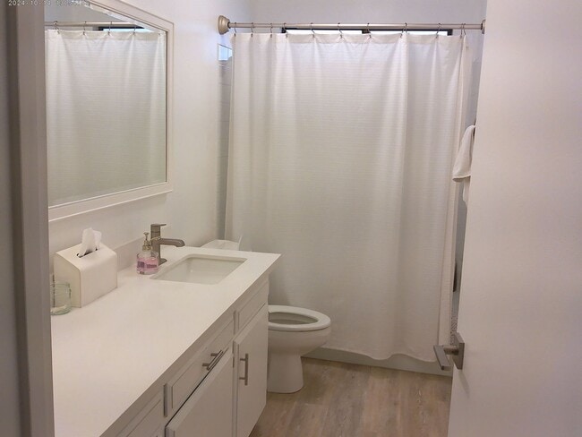 Building Photo - Three bedroom, two bath home located on a quiet cul-de-sac in desirable Bay View Heights