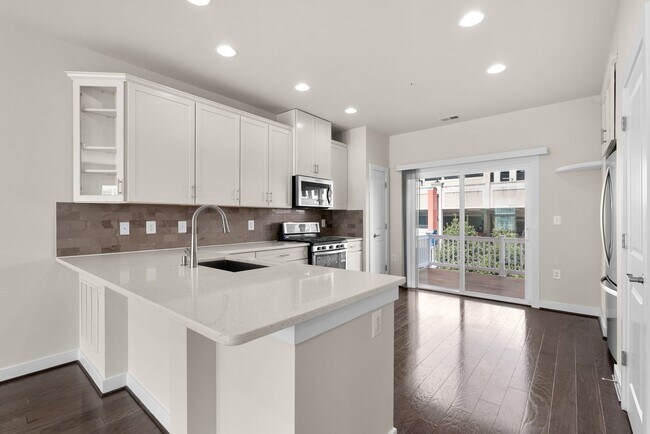 Building Photo - 3 Bed 4.5 Bath - Downtown Crown Townhouse ...