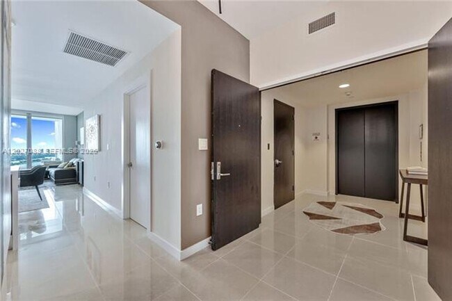 Building Photo - 900 Biscayne Blvd