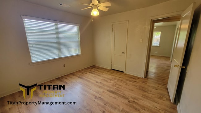 Building Photo - 2 bed Duplex