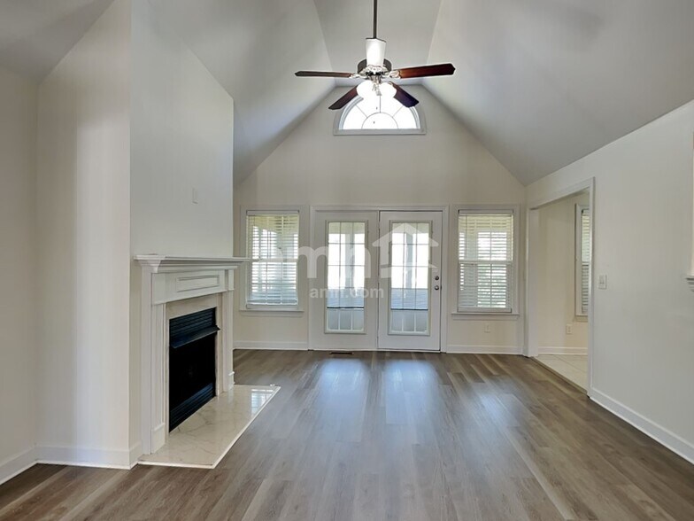 Building Photo - 560 Summit Way