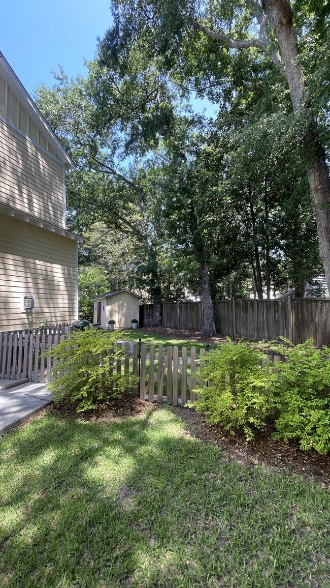 Building Photo - 1125 Phillips Park Dr