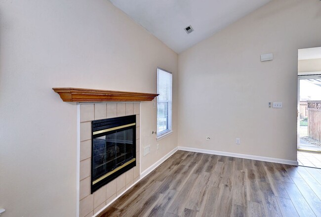 Building Photo - Convenient Coventry Condo