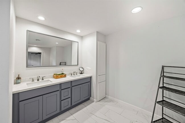 Building Photo - 4914 Ventura Ln