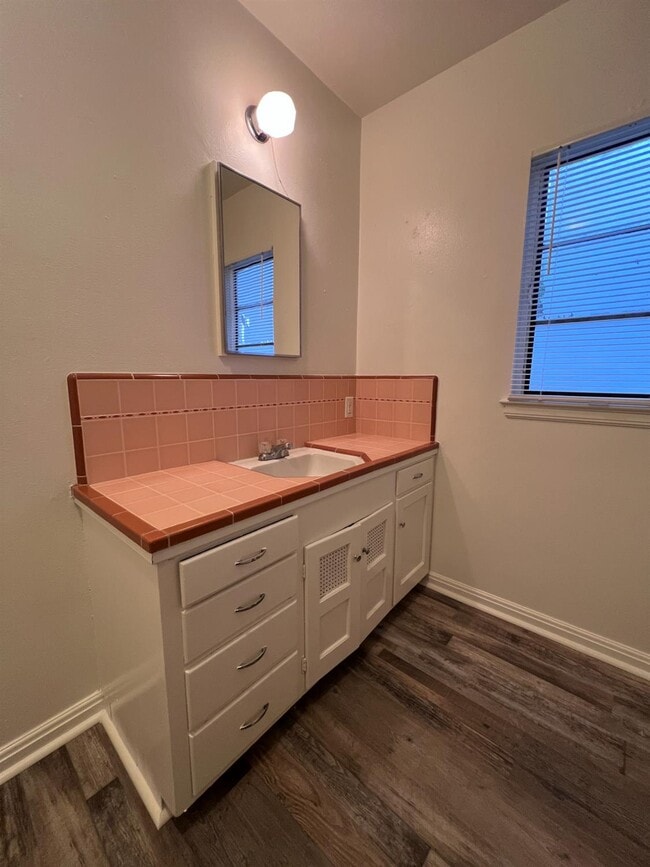 Building Photo - 1024 N Broadway St