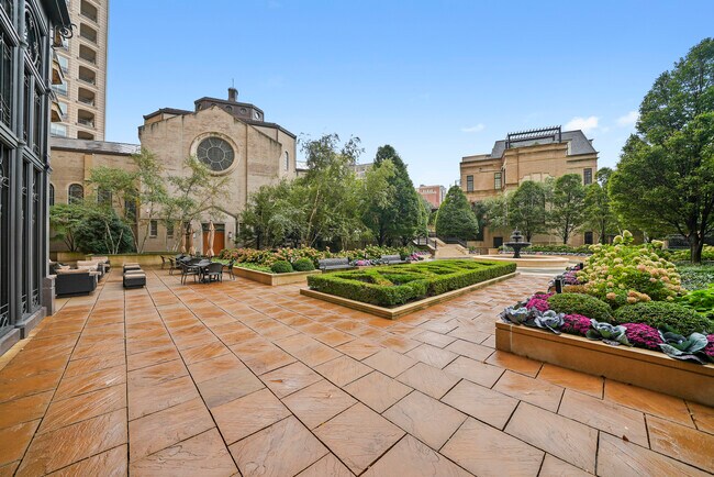 Building Photo - 2550 N Lakeview Ave