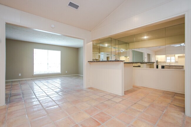 Building Photo - 10660 Pagewood Dr