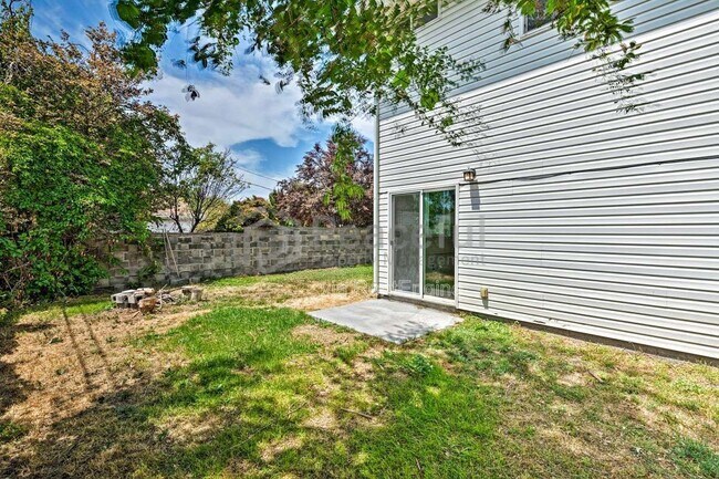 Building Photo - 462 E Haven Ave