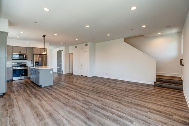 Building Photo - Luxury Penthouse Condo With Ocean Views in Ventura!
