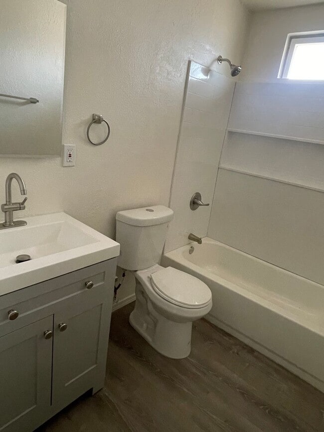 Building Photo - 3 Bedroom 1 Bathroom Great Single Story!