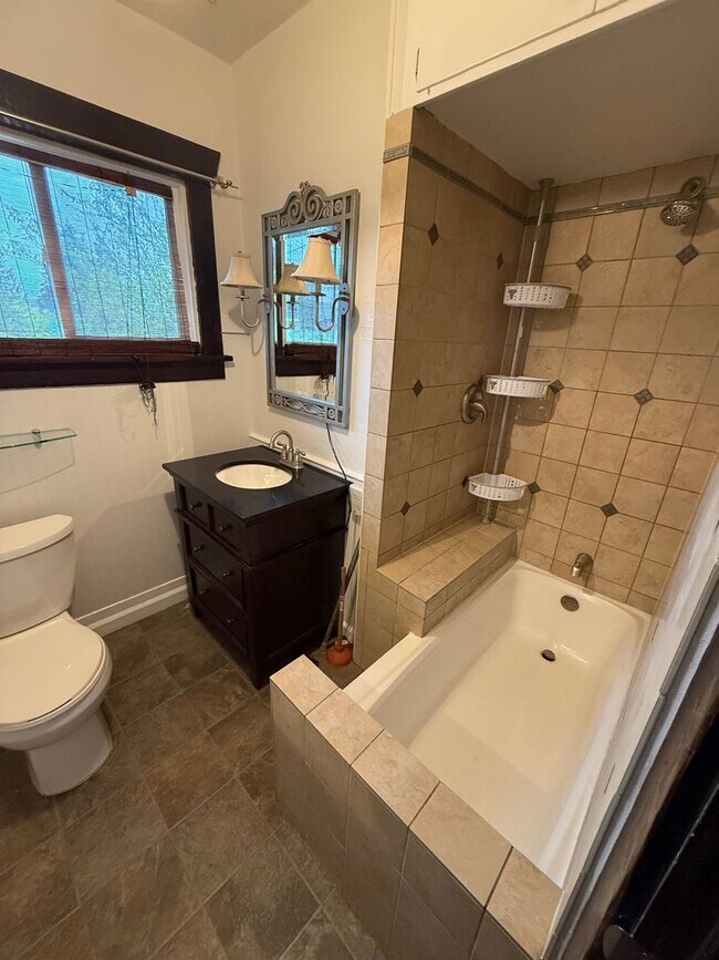 Building Photo - Charming 2 bed 1 bath in North Everett