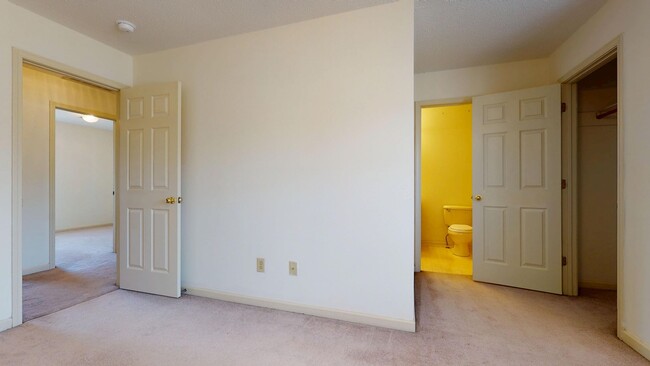 Building Photo - Charming Three Bedroom Columbia Townhome
