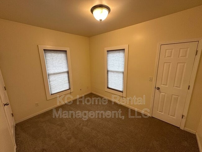 Building Photo - 1217 W 47th St