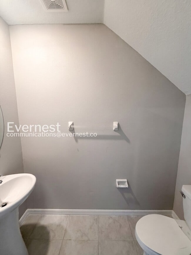 Building Photo - 3-Bed/2-Bath Town Home/Available Soon!
