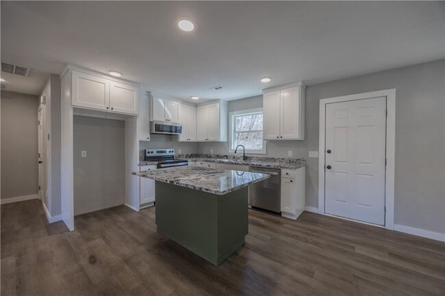 Building Photo - 17 Dillow Dr