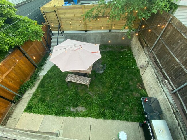 Building Photo - 1644 N Hermitage Ave