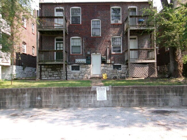 Building Photo - ** MOVE IN SPECIAL** First-Floor Unit with Hardwood Floors & Spacious Living Areas